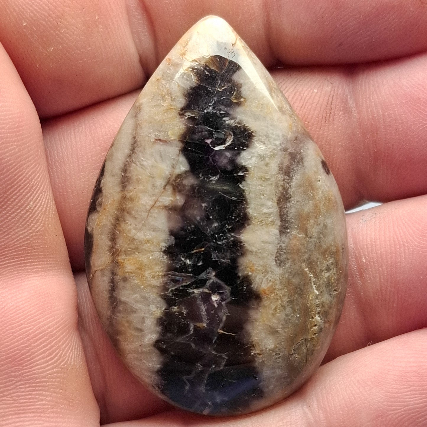 Cabochon Améthyste Noire d'Auvergne