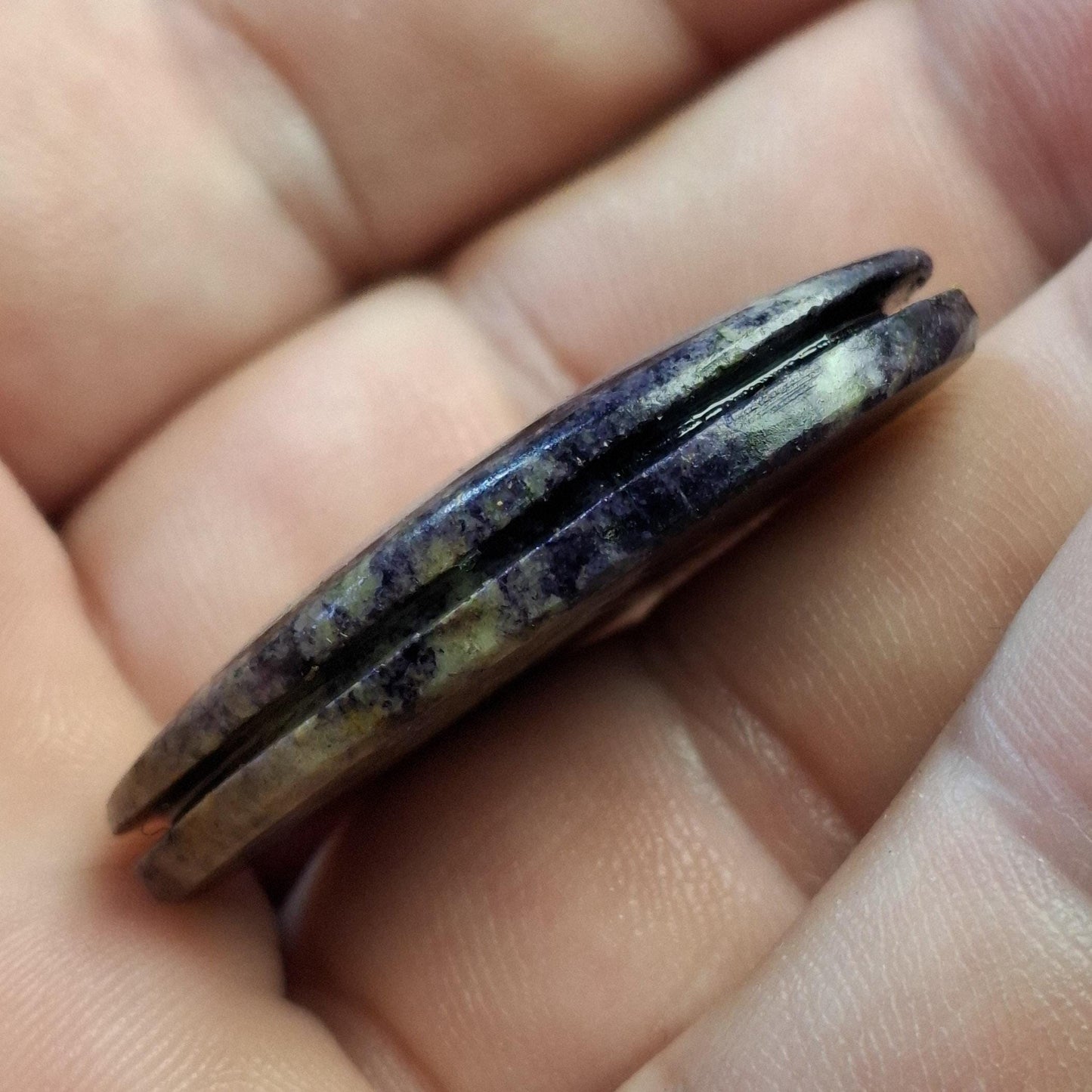 Cabochon fluorite opalisée rainurée