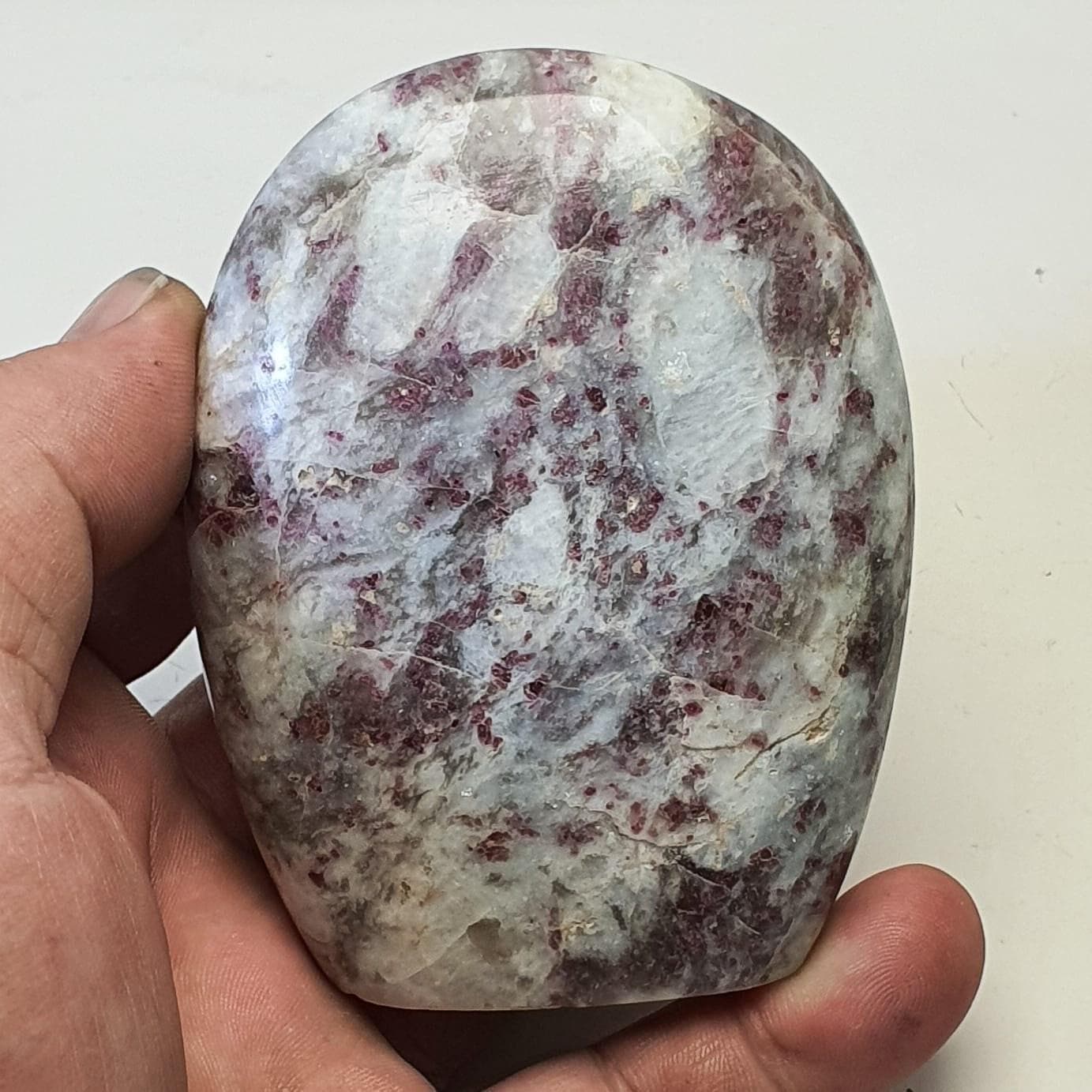 Tourmaline matrice forme libre polie