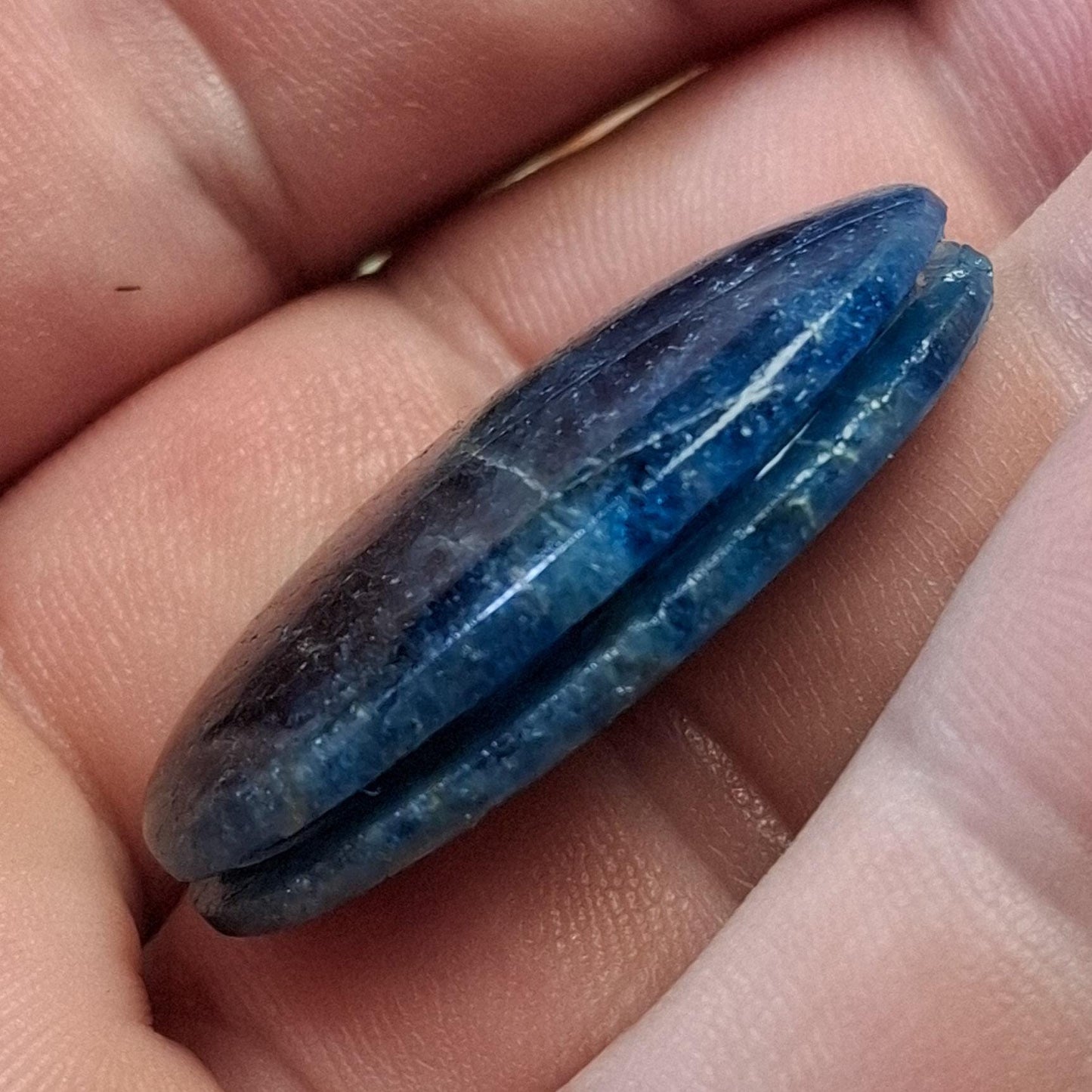 Cabochon apatite rainurée