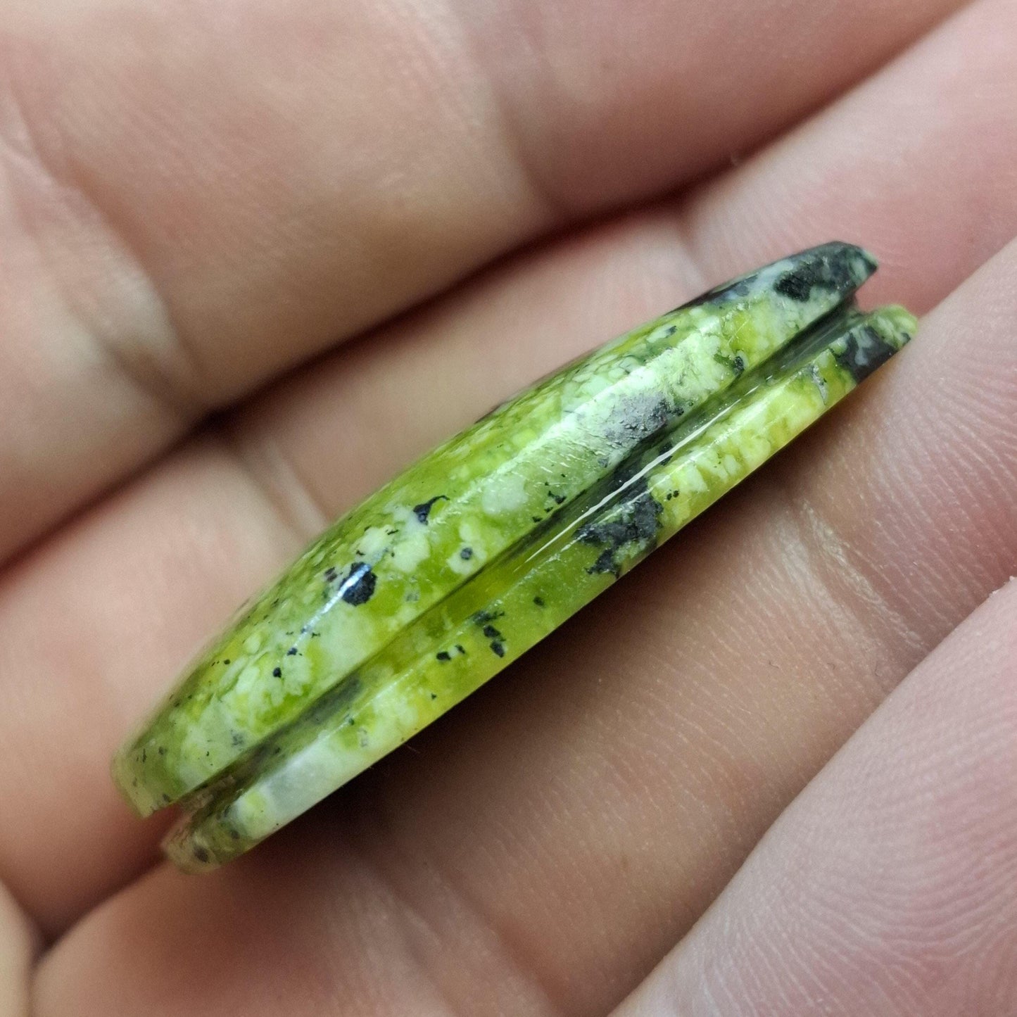 Cabochon lizardite rainurée