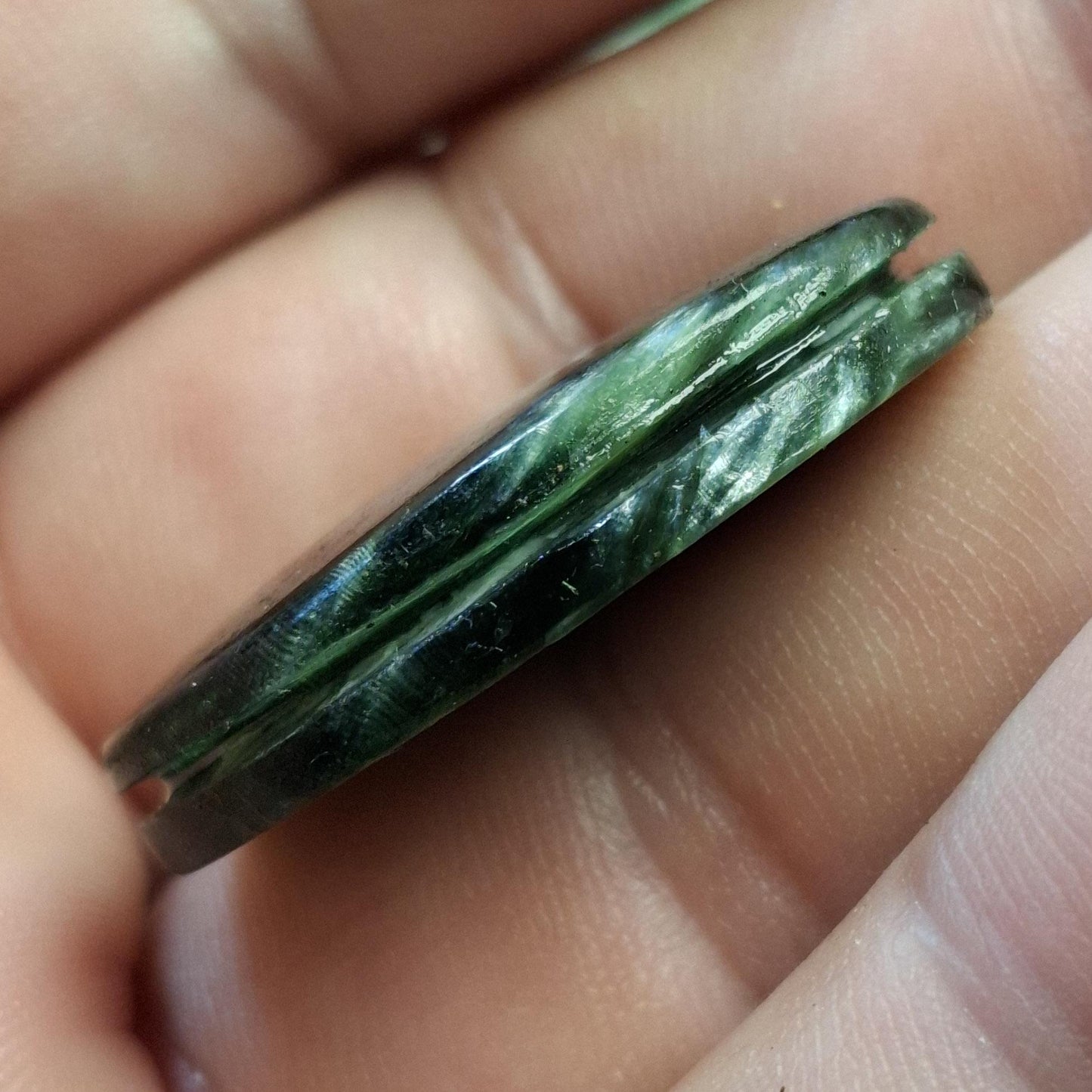 Cabochon seraphinite rainurée