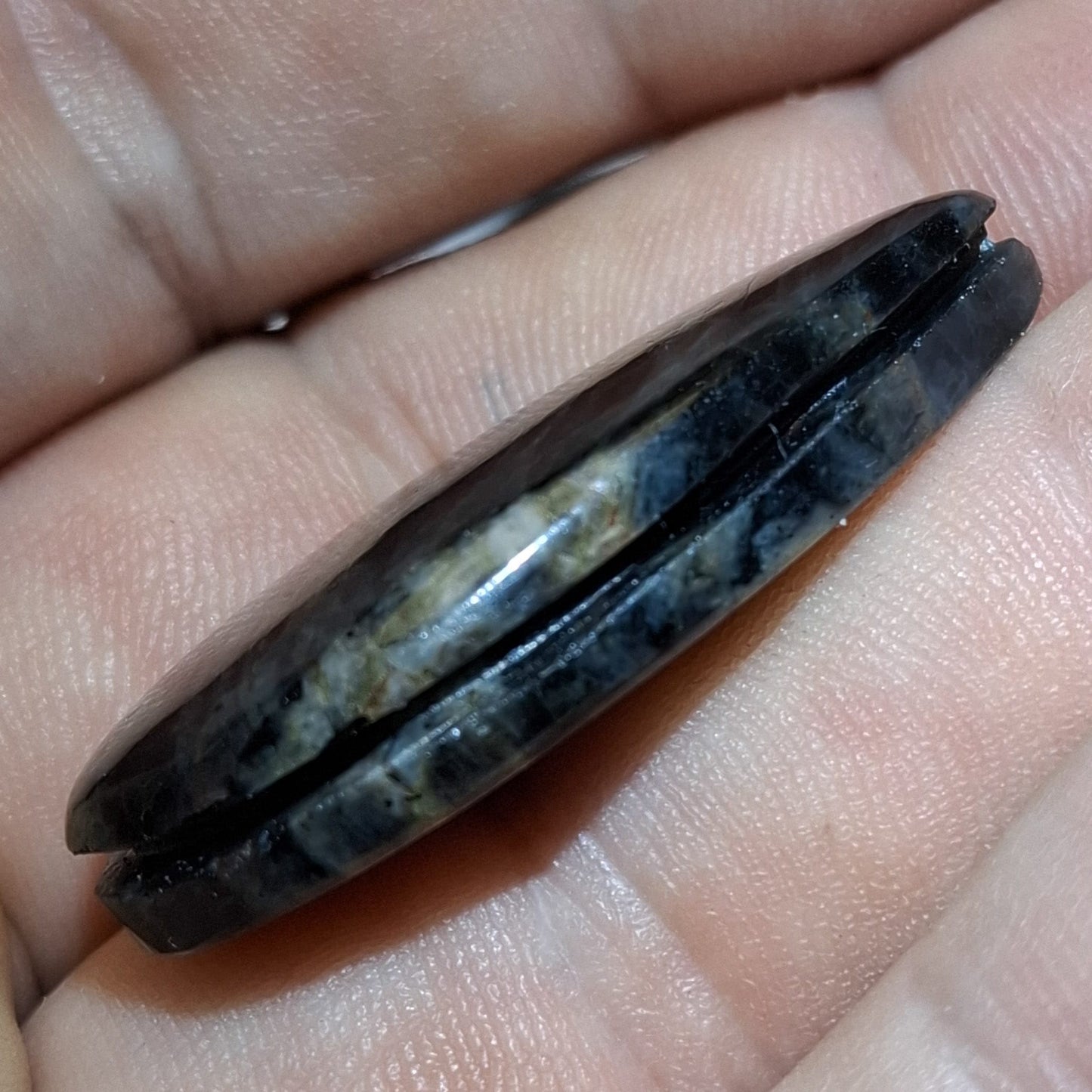 Cabochon Spectrolite de Yläama Rainurée