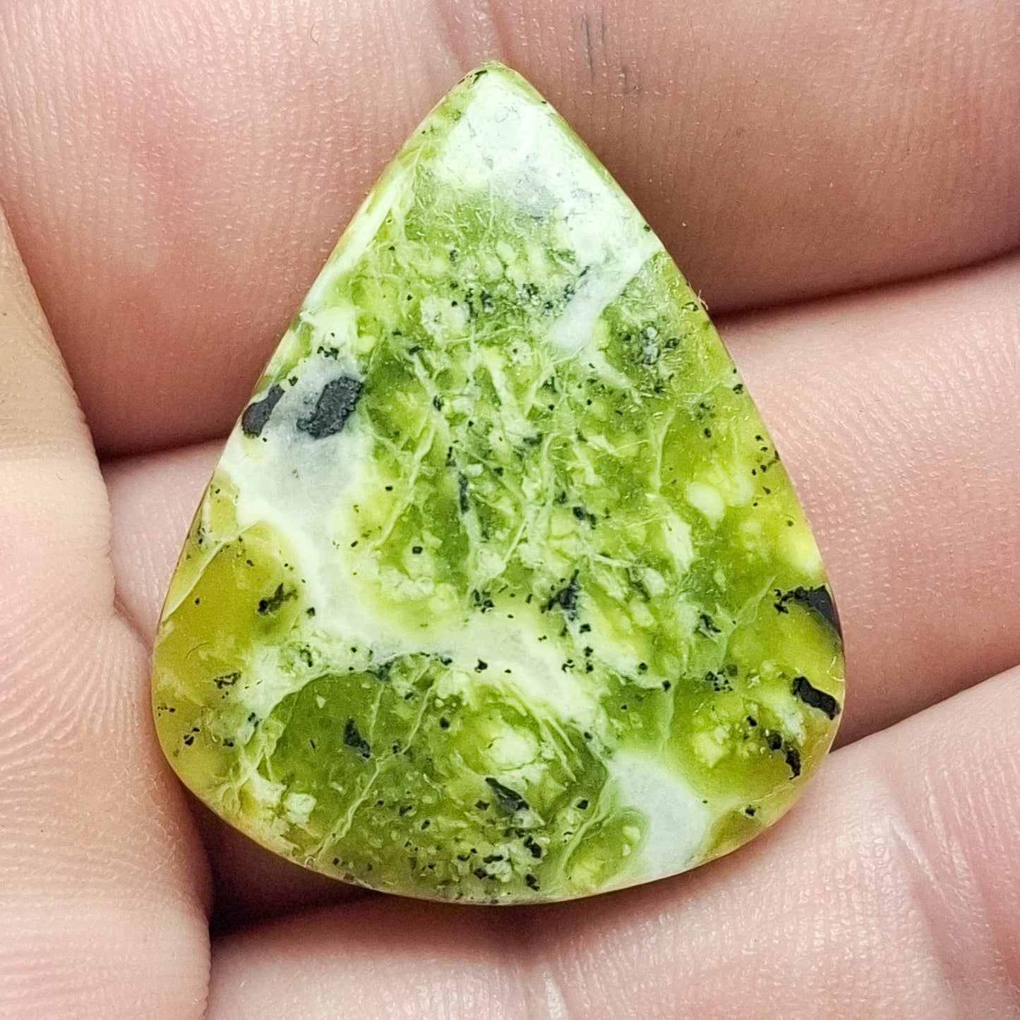 Cabochon lizardite rainurée