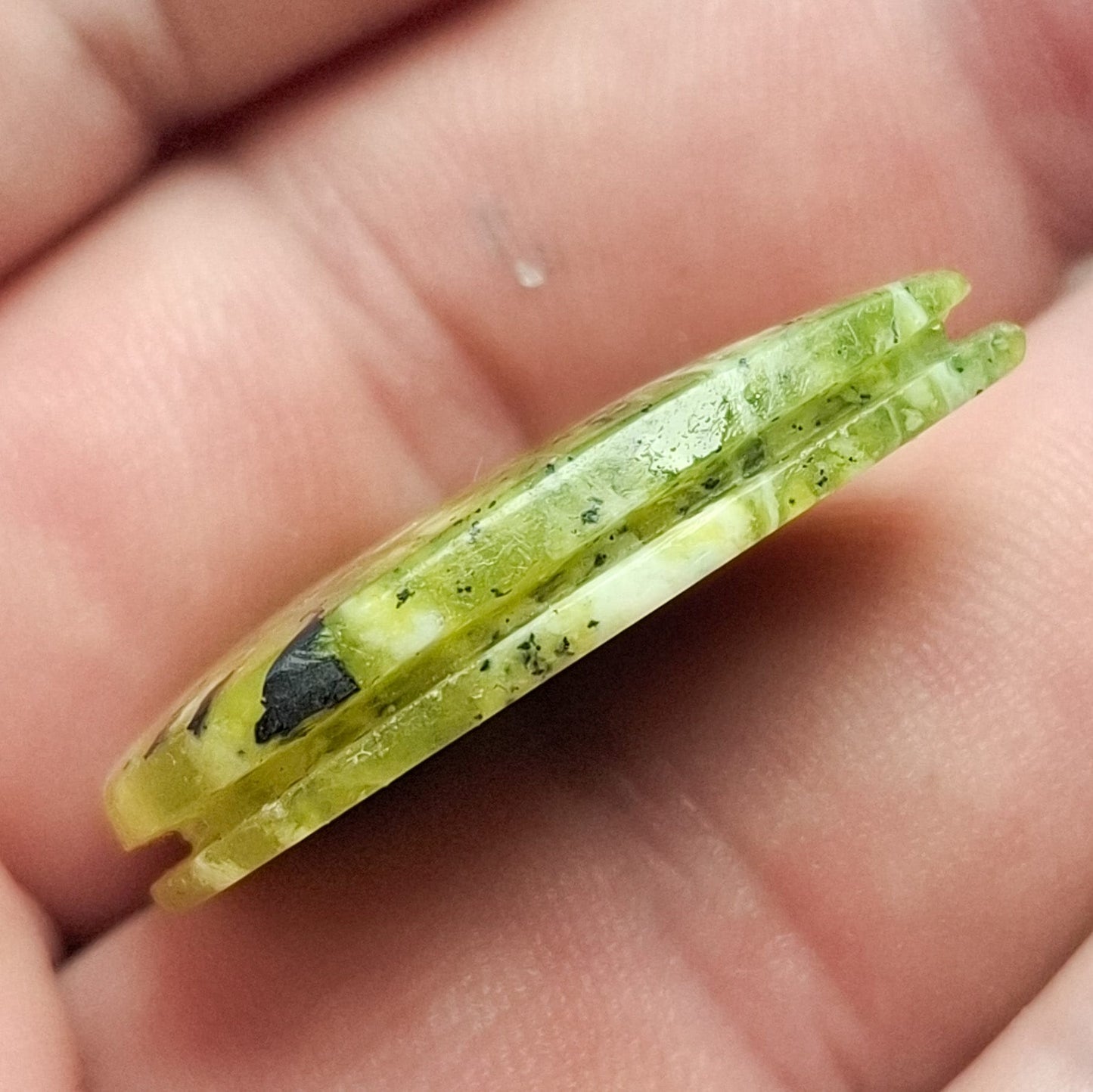 Cabochon lizardite rainurée