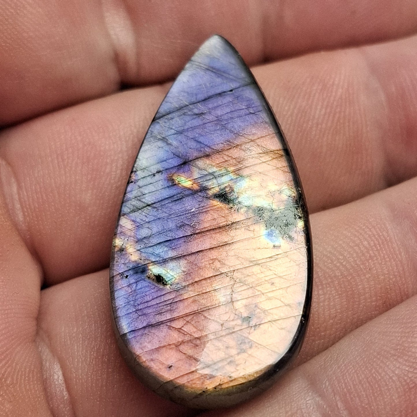 Cabochon labradorite